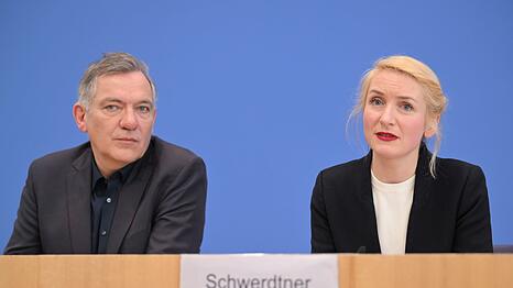 Er geht, sie freut sich &uuml;ber Pantisanos Bewerbung: die Linke-Vorsitzenden van Aken und Schwerdtner.