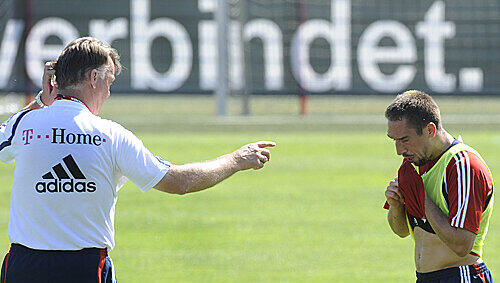 Trainer Louis van Gaal und Franck Ribéry werden sich zusammenraufen. Das glaubt jedenfalls Bayern-Präsident Franz Beckenbauer. Trainer Louis van Gaal und Franck Ribéry werden sich zusammenraufen. Das glaubt jedenfalls Bayern-Präsident Franz Beckenbauer.