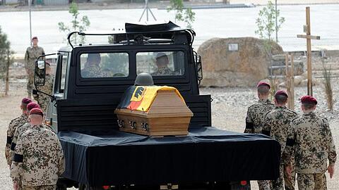 Gefährlicher Einsatz in Afghanistan: Hier trauert die Bundeswehr um einen Soldaten. An Weihnachten wurde ein ziviler Helfer getötet.