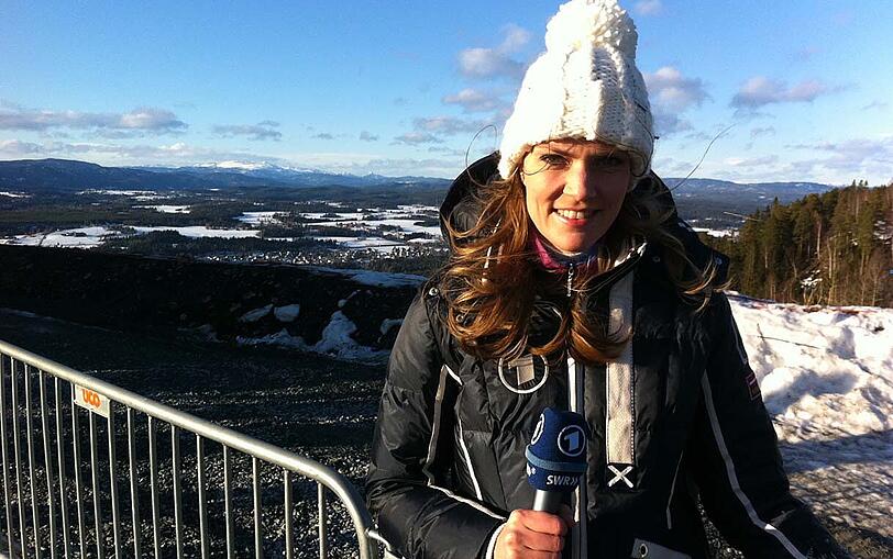 Neben ihrer Leidenschaft für den Fußball ist die Moderatorin auch großer Wintersport-Fan. Von sich selbst sagt sie: "Ich bin ein Winter-Kind." Hier berichtet sie von der Skiflug-WM in Vikersund 2012.