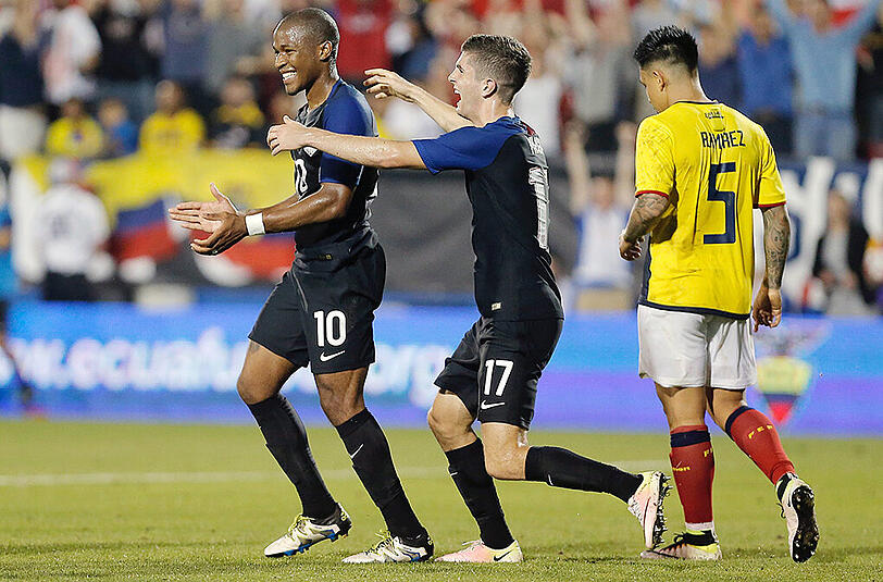 Christian Pulisic (Mitte) gratuliert seinem Teamkollegen Nagbe Darlington zu dessen Treffer gegen Ecuador.