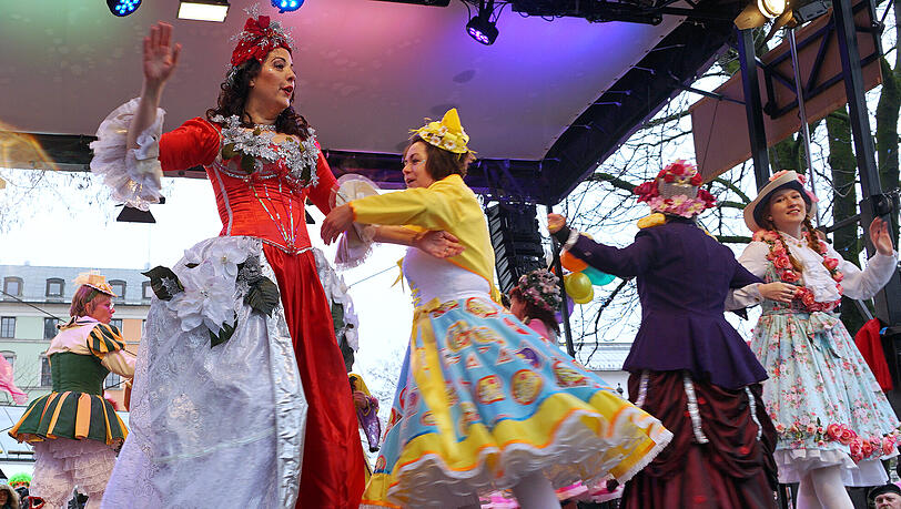 Showacts und Tanz der Marktweiber - hier gibt's die besten Bilder vom Faschingstreiben am Viktualienmarkt. Showacts und Tanz der Marktweiber - hier gibt's die besten Bilder vom Faschingstreiben am Viktualienmarkt.