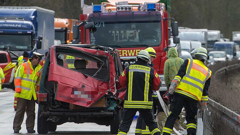 Massenkarambolage auf der A93: Bei Schneegestöber waren viele Fahrzeuge ineinander gekracht.