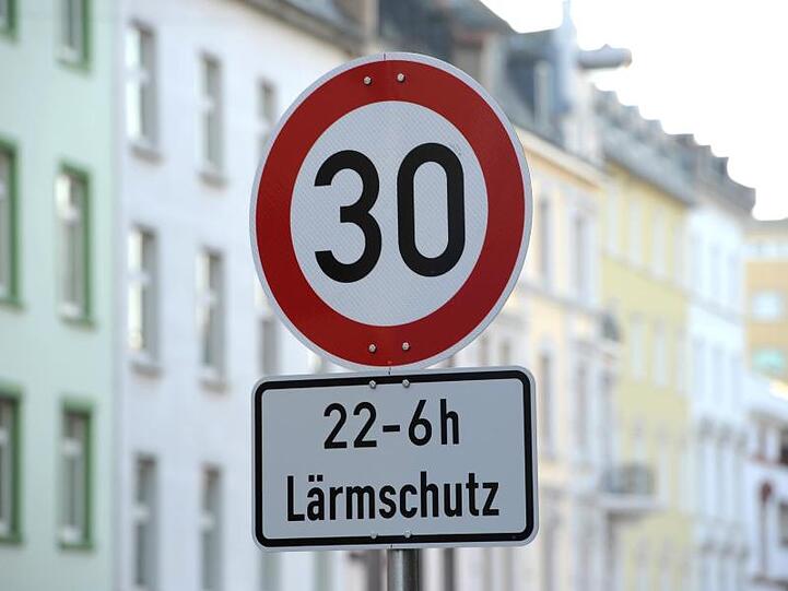 Ein Verkehrsschild mit dem Hinweis auf eine Tempo-30-Zone. Foto: picture alliance / dpa/Symbolbild