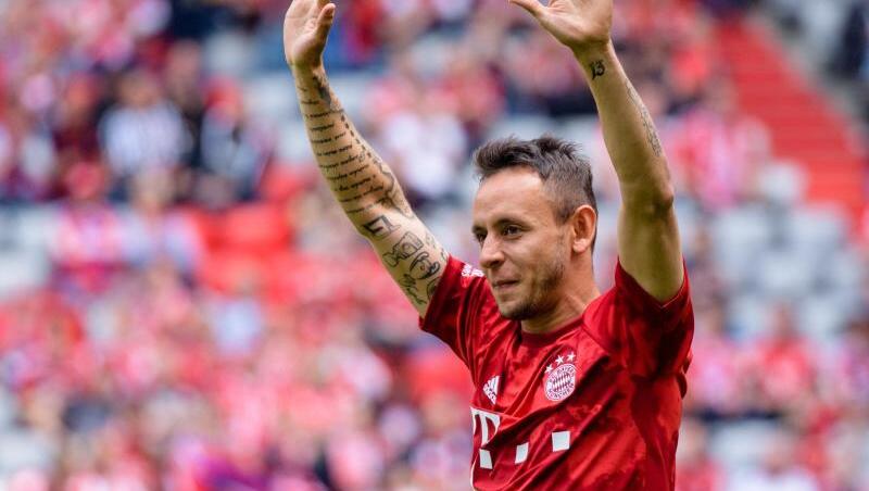 Rafinha vom FC Bayern München bedankt sich vor Spielbeginn bei den Fans. Foto: Matthias Balk/Archivbild Rafinha vom FC Bayern München bedankt sich vor Spielbeginn bei den Fans. Foto: Matthias Balk/Archivbild