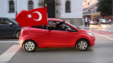 Türken in München feiern den Wahlsieg von Amtsinhaber Erdogan. Am Sonntagabend gab es einen Autokorso auf der Leopoldstraße.