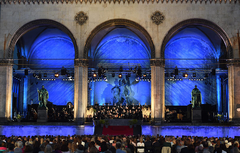 Das Symphonieorchester des Bayerischen Rundfunks spielt am Odeonsplatz ein Konzert im Rahmen von Klassik am Odeonsplatz.