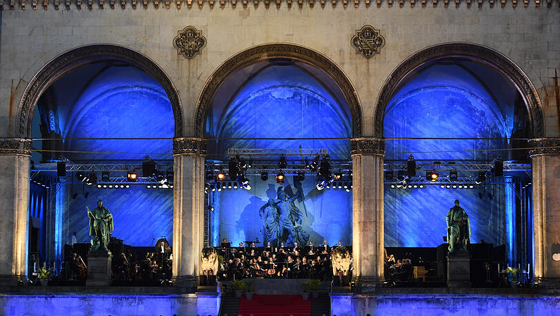 Das Symphonieorchester des Bayerischen Rundfunks spielt am Odeonsplatz ein Konzert im Rahmen von Klassik am Odeonsplatz. Das Symphonieorchester des Bayerischen Rundfunks spielt am Odeonsplatz ein Konzert im Rahmen von Klassik am Odeonsplatz.