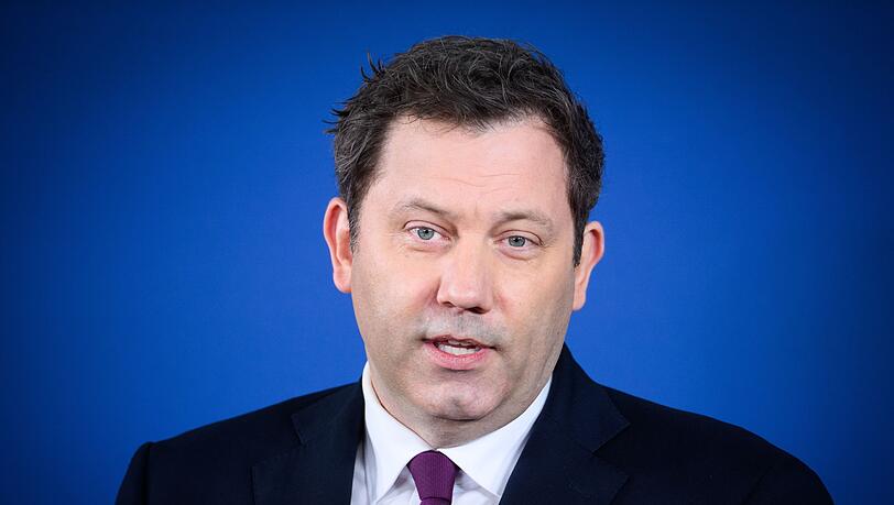 Pendlerpauschale rauf? Lars Klingbeil will daf&uuml;r Geld bei den &Ouml;lkonzernen absch&ouml;pfen.