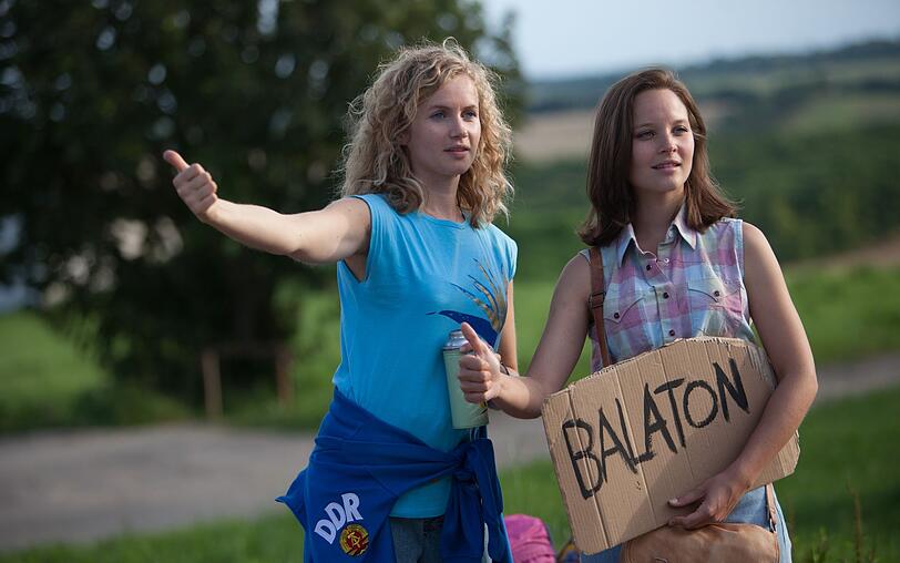 Catrin (Cornelia Gr&ouml;schel, links) und Maja Streesemann (Sonja Gerhardt) sind per Anhalter von Erfurt zum Balaton unterwegs. "Honigfrauen" - so nannten Westurlauber damals angeblich "sexuell offene" DDR-Frauen im Ungarn-Urlaub.