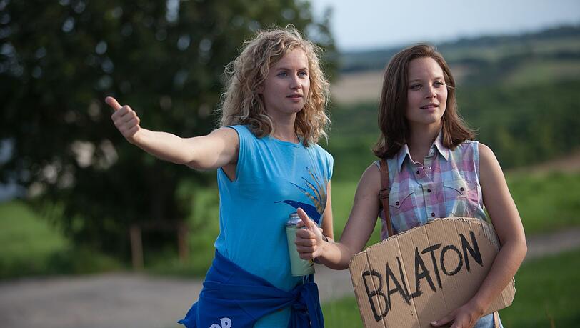 Catrin (Cornelia Gröschel, links) und Maja Streesemann (Sonja Gerhardt) sind per Anhalter von Erfurt zum Balaton unterwegs. "Honigfrauen" - so nannten Westurlauber damals angeblich "sexuell offene" DDR-Frauen im Ungarn-Urlaub. Catrin (Cornelia Gröschel, links) und Maja Streesemann (Sonja Gerhardt) sind per Anhalter von Erfurt zum Balaton unterwegs. "Honigfrauen" - so nannten Westurlauber damals angeblich "sexuell offene" DDR-Frauen im Ungarn-Urlaub.