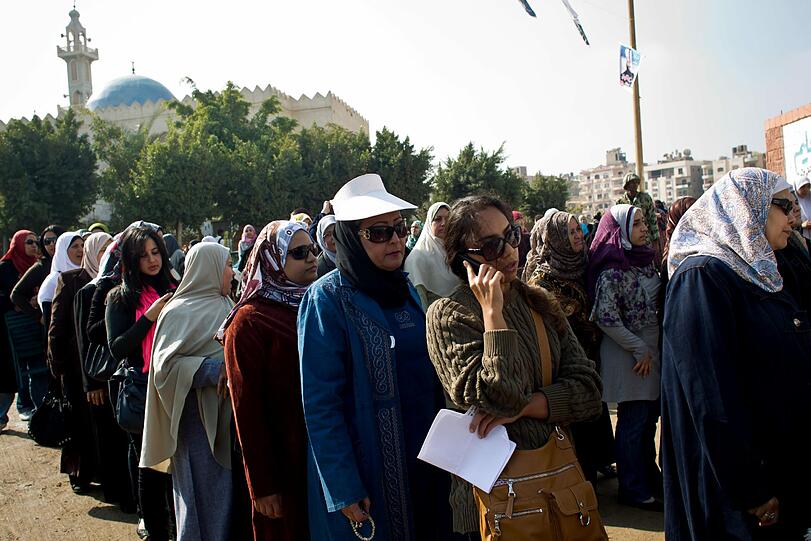 Diesmal geben zuerst die Bewohner von Kairo, Alexandria und sieben
weiteren Provinzen ihre Stimmen ab. Dafür haben sie Zeit bis
Dienstagabend. Im Dezember und Januar folgen dann die anderen 18
Provinzen. Nach jedem Wahlgang ist eine Stichwahl in den Bezirken
vorgesehen, in denen kein Kandidat die absolute Mehrheit erreicht
hat. Zwei Drittel der insgesamt 498 Mandate sind für Listenkandidaten
reserviert. Die restlichen Sitze gehen an Direktkandidaten. Das
vollständige Wahlergebnis soll am 13. Januar bekanntgegeben werden.
