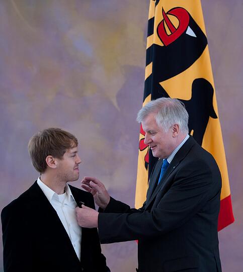 Aber alles geht gut. Zum Schluss gibt's vom Bundesratspräsidenten noch einen Klaps auf die Schulter und...