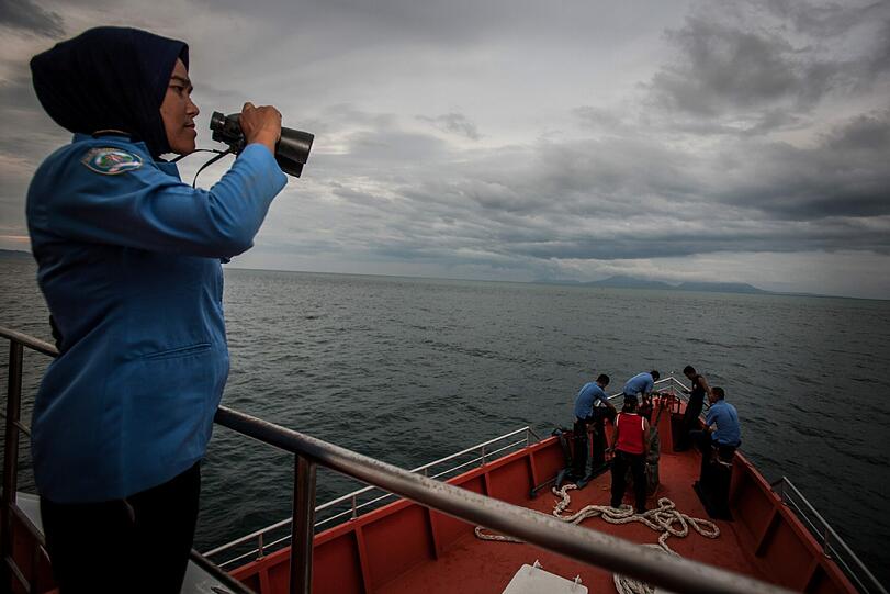 Indonesische Retter suchen ebenfalls mit...