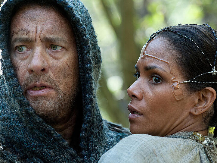 Der Film "Cloud Atlas" im Ersten: Der Ziegenhirte Zachry (Tom Hanks) rettet Meronym (Halle Berry) das Leben