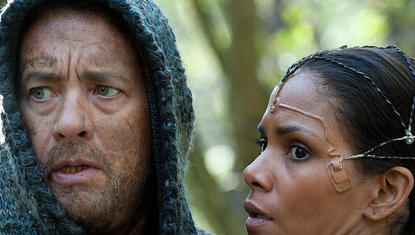 Der Film "Cloud Atlas" im Ersten: Der Ziegenhirte Zachry (Tom Hanks) rettet Meronym (Halle Berry) das Leben Der Film "Cloud Atlas" im Ersten: Der Ziegenhirte Zachry (Tom Hanks) rettet Meronym (Halle Berry) das Leben