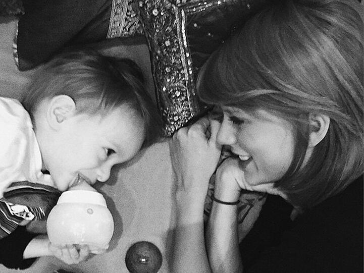 Da geht einem doch das Herz auf: Taylor Swift und ihr junger Bekannter lächeln sich glücklich an