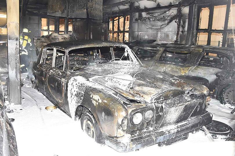 Bei einem Großbrand in einer Luxusautowerkstatt entstand erheblicher Sachschaden.