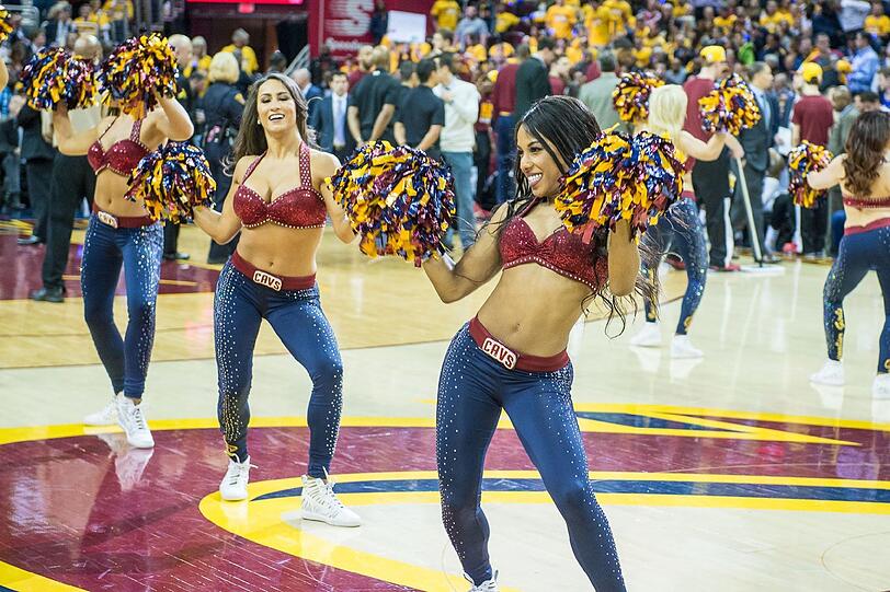 Im ersten Duell der NBA-Finalserie gingen die Cleveland Cavaliers gegen die Golden State Warriors unter. In jeder Hinsicht obenauf: die Cheerleader der Cavs! Sehen Sie selbst - die Bilder...