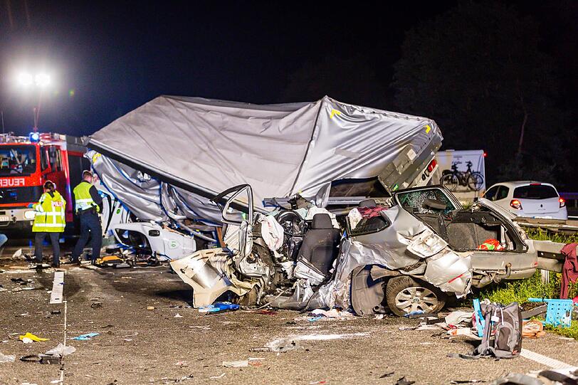 Der Kleinlaster fährt auf der linken Spur gegen die Fahrtrichtung. Es kommt zu einem folgenschweren Unfall.