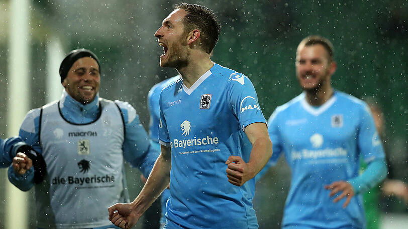 Es läuft für Markus Ziereis, der sich hier von den Ersatzspielern für seinen Treffer zum 1:0 in Fürth feiern lässt.