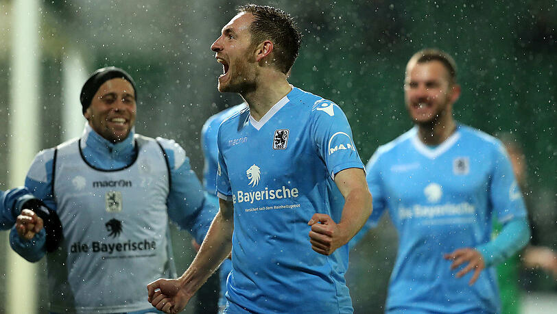 Es läuft für Markus Ziereis, der sich hier von den Ersatzspielern für seinen Treffer zum 1:0 in Fürth feiern lässt. Es läuft für Markus Ziereis, der sich hier von den Ersatzspielern für seinen Treffer zum 1:0 in Fürth feiern lässt.