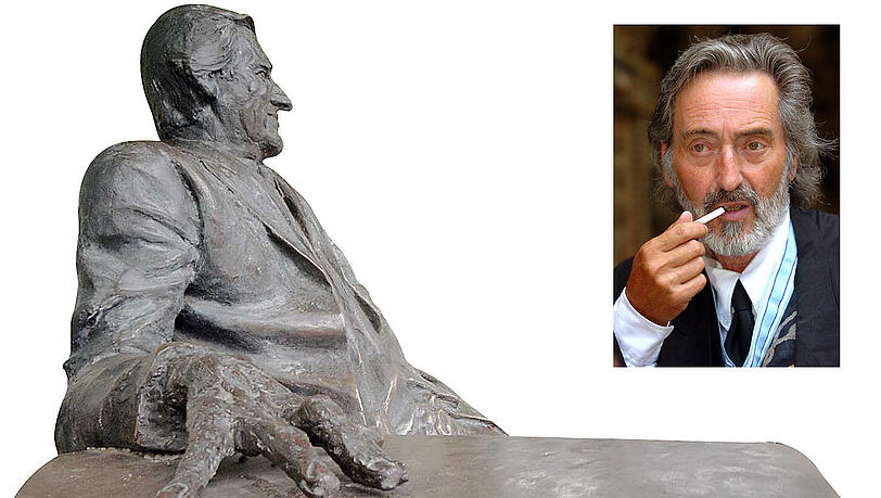 Der Monaco Franze an seinem Tisch an der Münchner Freiheit. Es ist, als warte er bloß, dass sich der Dietl endlich zu ihm setzt. Der Monaco Franze an seinem Tisch an der Münchner Freiheit. Es ist, als warte er bloß, dass sich der Dietl endlich zu ihm setzt.