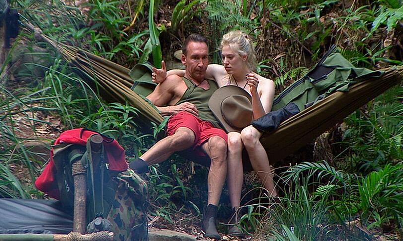 Larissa und Jochen sitzen in der Hängematte. Larissa: 'Ich will nach Hollywood!' Jochen: 'Aber in Hollywood werden sie dich nicht nehmen, wenn sich das hier rumspricht!'