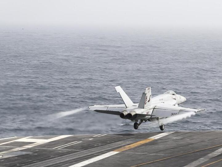 Ein F/A-18E Super Hornet Kampflugzeug beim Start vom Deck des Flugzeugträgers der Nimitz-Klasse, Abraham Lincoln (CVN 72).