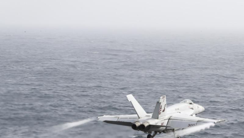 Ein F/A-18E Super Hornet Kampflugzeug beim Start vom Deck des Flugzeugträgers der Nimitz-Klasse, Abraham Lincoln (CVN 72). Ein F/A-18E Super Hornet Kampflugzeug beim Start vom Deck des Flugzeugträgers der Nimitz-Klasse, Abraham Lincoln (CVN 72).