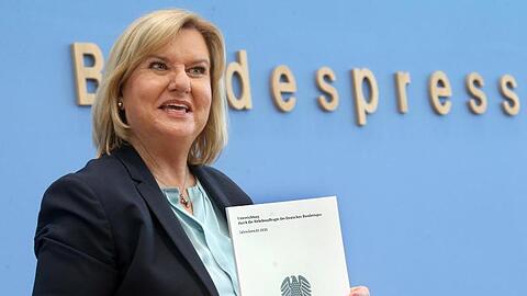 Eva Högl, Wehrbeauftragte des Bundestags, stellt vor der Bundespressekonferrenz ihren ersten Jahresbericht zur Lage der Bundeswehr vor.