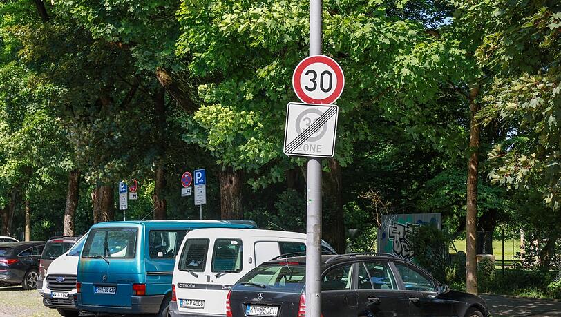 Leicht verwirrend: Auf die Tempo-30-Zone folgt allgemein Tempo 30, darum musste die Stadt die Schilder so aufhängen. Leicht verwirrend: Auf die Tempo-30-Zone folgt allgemein Tempo 30, darum musste die Stadt die Schilder so aufhängen.