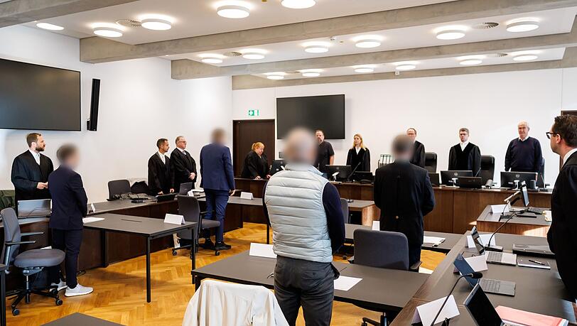 Der durch den mutmaßlichen Betrug für die Krankenkassen entstandene Schaden beläuft sich laut Anklage auf mehr als 9,8 Millionen Euro. Der durch den mutmaßlichen Betrug für die Krankenkassen entstandene Schaden beläuft sich laut Anklage auf mehr als 9,8 Millionen Euro.