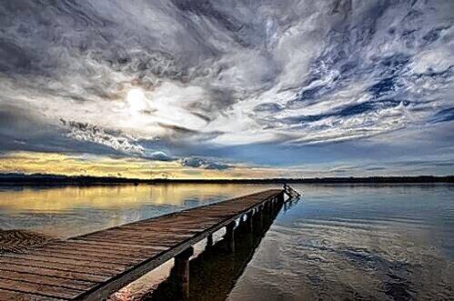 Am Horizont überm Starnberger See ziehen dunkle Wolken auf ...