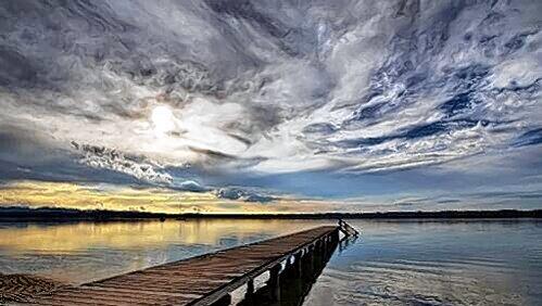 Am Horizont überm Starnberger See ziehen dunkle Wolken auf ... Am Horizont überm Starnberger See ziehen dunkle Wolken auf ...