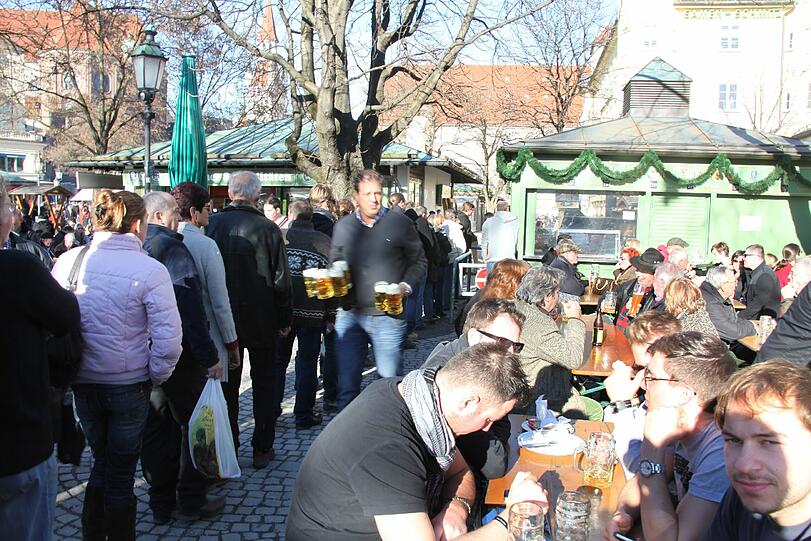 Da stellt man sich doch gerne an: Mit dem ersten Sonnenstrahl wächst der Andrang im Biergarten am Viktualienmarkt.