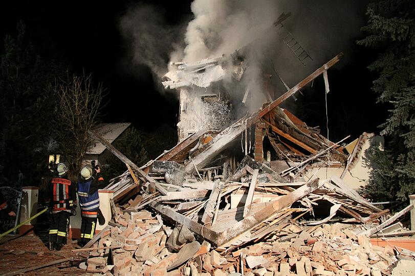 Das teilweise eingestürzte und ausgebrannte Einfamilienhaus in Ingolstadt.