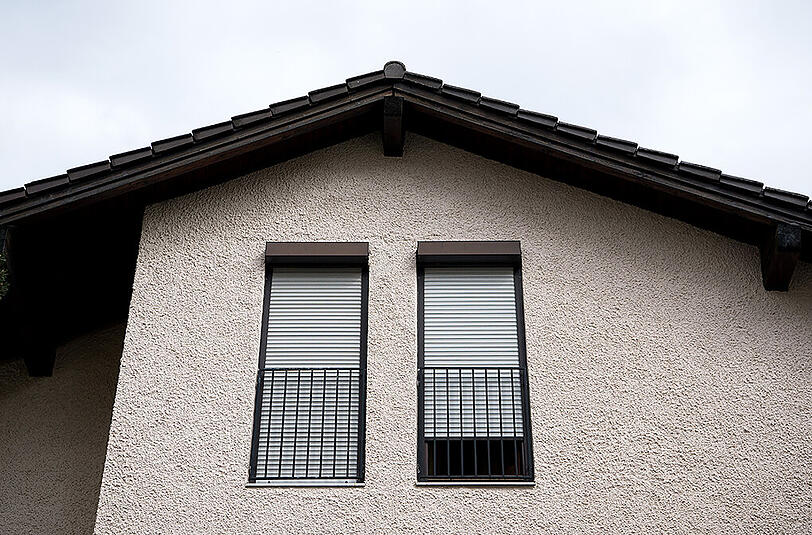 Aus einer Messie-Wohnung in Rosenheim befreiten Polizisten eine eingesperrte 26-Jährige. Die Mutter wollte sich mit einem Sprung ins Treppenhaus das Leben nehmen.