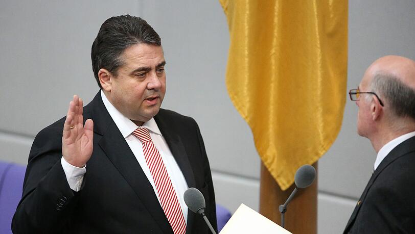 Verpflichtet der Amtseid Sigmar Gabriel zu einem Pro-TTIP-Kurs? Foto: Michael Kappeler/Archiv Verpflichtet der Amtseid Sigmar Gabriel zu einem Pro-TTIP-Kurs? Foto: Michael Kappeler/Archiv