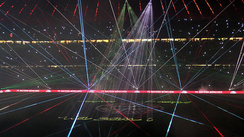 Im Anschluss verabschiedet sich der FC Bayern mit einem Feuerwerk und einer aufwändigen §D-Lasershow in die Weihnachtspause.