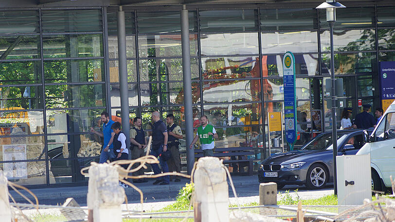 Der 37-jährige Täter wurde mittlerweile gefasst. Die Polizei hat das Gebiet um den S-Bahnhof großräumig abgesperrt.