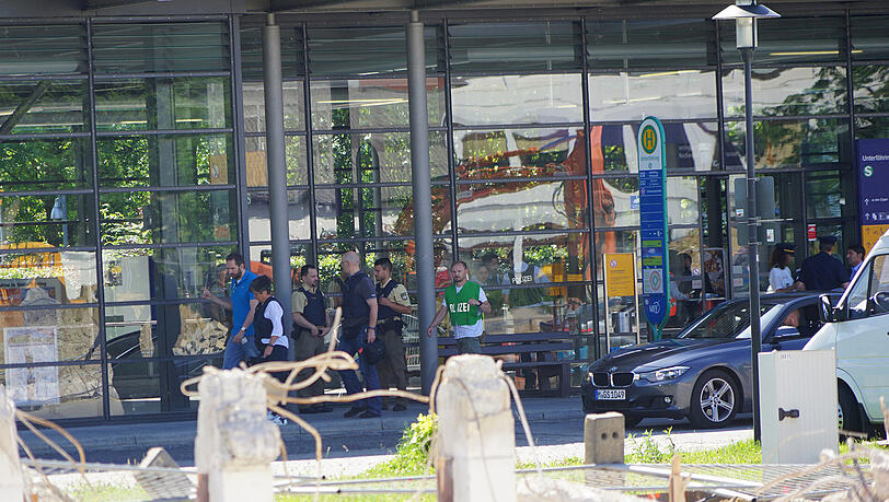 Der 37-jährige Täter wurde mittlerweile gefasst. Die Polizei hat das Gebiet um den S-Bahnhof großräumig abgesperrt. Der 37-jährige Täter wurde mittlerweile gefasst. Die Polizei hat das Gebiet um den S-Bahnhof großräumig abgesperrt.