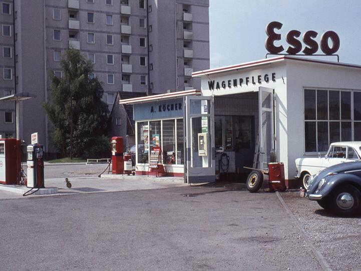 Eine Tankstelle in der Passauerstraße in den 60er Jahren.