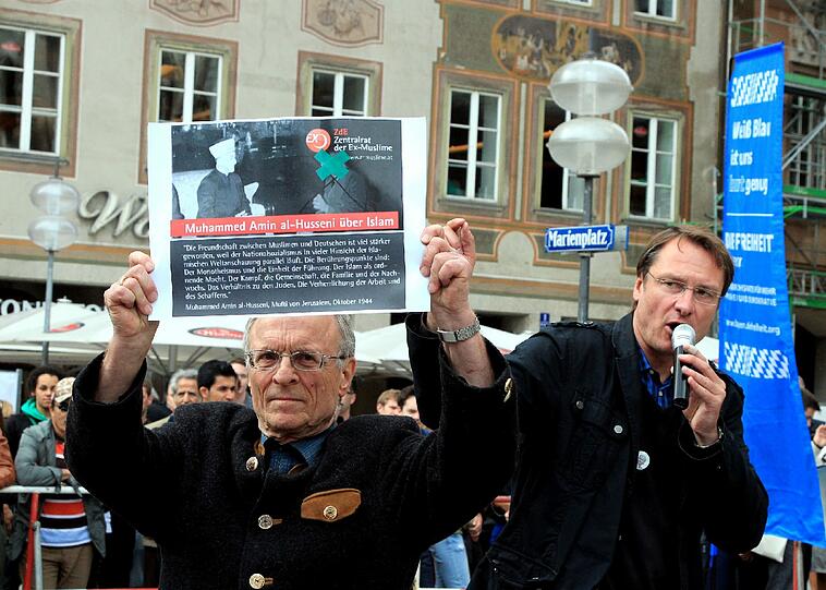 Auch Unterstützer der Partei "Die Freiheit" sind anwesend.