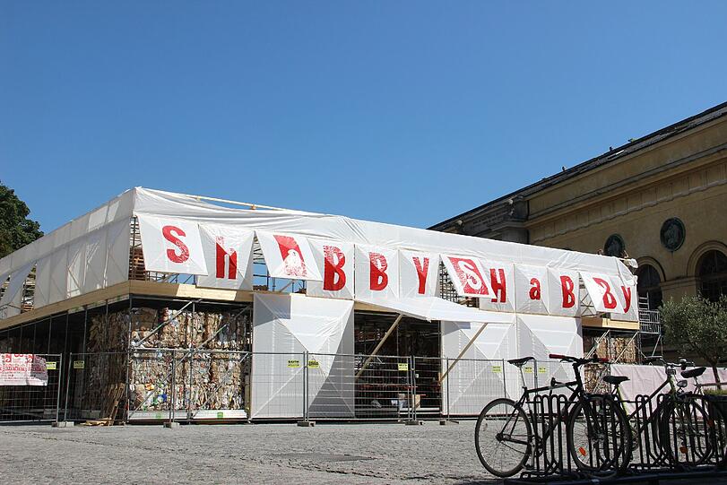 Studenten der Technischen Universität bauen für das Kunstprojekt die Shabbyshabby-Appartments am Marstallplatz auf.
