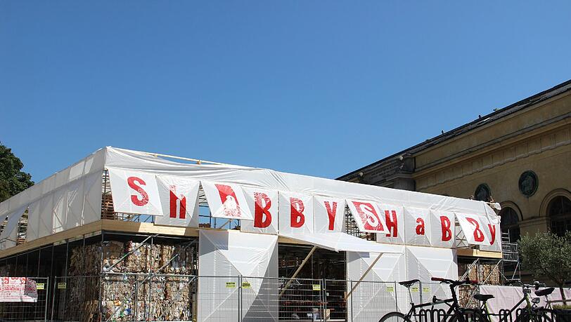 Studenten der Technischen Universität bauen für das Kunstprojekt die Shabbyshabby-Appartments am Marstallplatz auf. Studenten der Technischen Universität bauen für das Kunstprojekt die Shabbyshabby-Appartments am Marstallplatz auf.