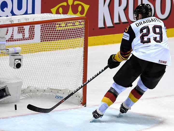 Deutschlands Eiskockey-Star Leon Draisaitl trifft zum 4:2 gegen Finnland.