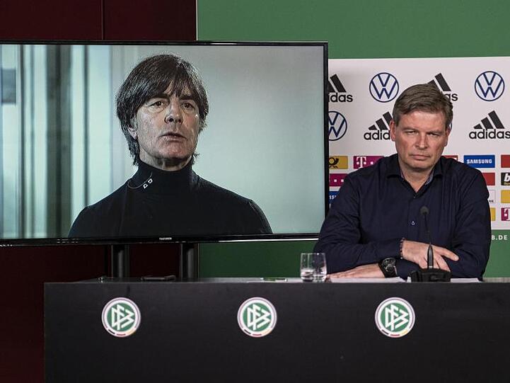Bundestrainer Joachim Löw (l) wurde per Video zur Pressekonferenz geschaltet.