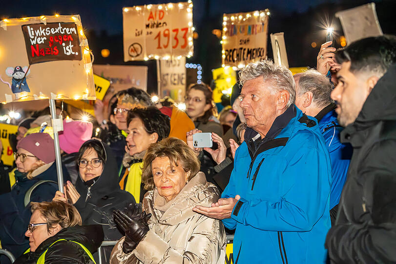 "Lichtermeer für Demokratie, gegen Rassismus, Antisemitismus und Hetze": Auch Charlotte Knobloch, Präsidentin der Israelitischen Kultusgemeinde München und Oberbayern Mitte,  und Münchens Oberbürgermeister Dieter Reiter waren dabei.