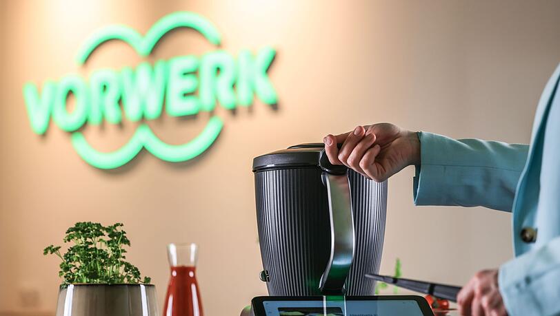 Mit dem Thermomix kann man unter anderem Lebensmittel zerkleinern, vermischen und erhitzen. Mit dem Thermomix kann man unter anderem Lebensmittel zerkleinern, vermischen und erhitzen.
